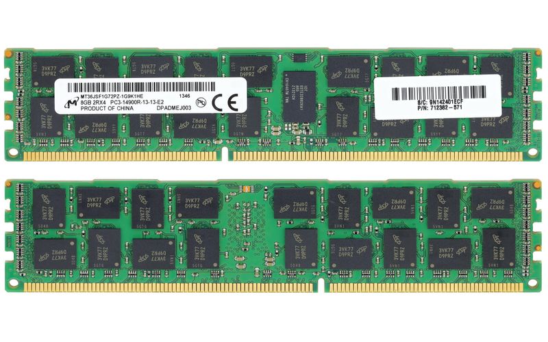 Два серверных модуля памяти DDR3 с регистрами и коррекцией ошибок: сверху сторона с маркировкой, снизу сторона с микросхемами